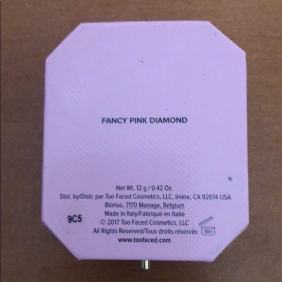 Too faced highlighter - Picture 2 of 3